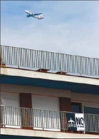 Despegue de un avi�n por la pista principal del aeropuerto de Barcelona sobrevolando Gav� Mar